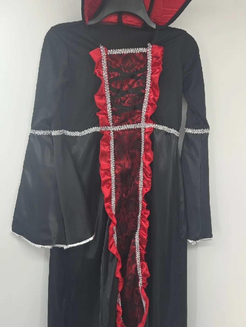 Vampire Pricess Black and Red Costume With Accessories. New In Box! Size 8/10